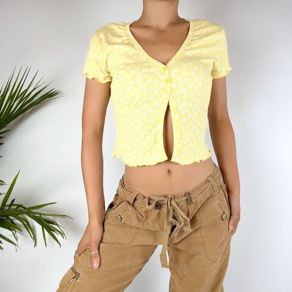 Vintage Y2K Style Yellow Floral Open Belly Short Sleeve Crop Top / Size: Small - Picture 3 of 4